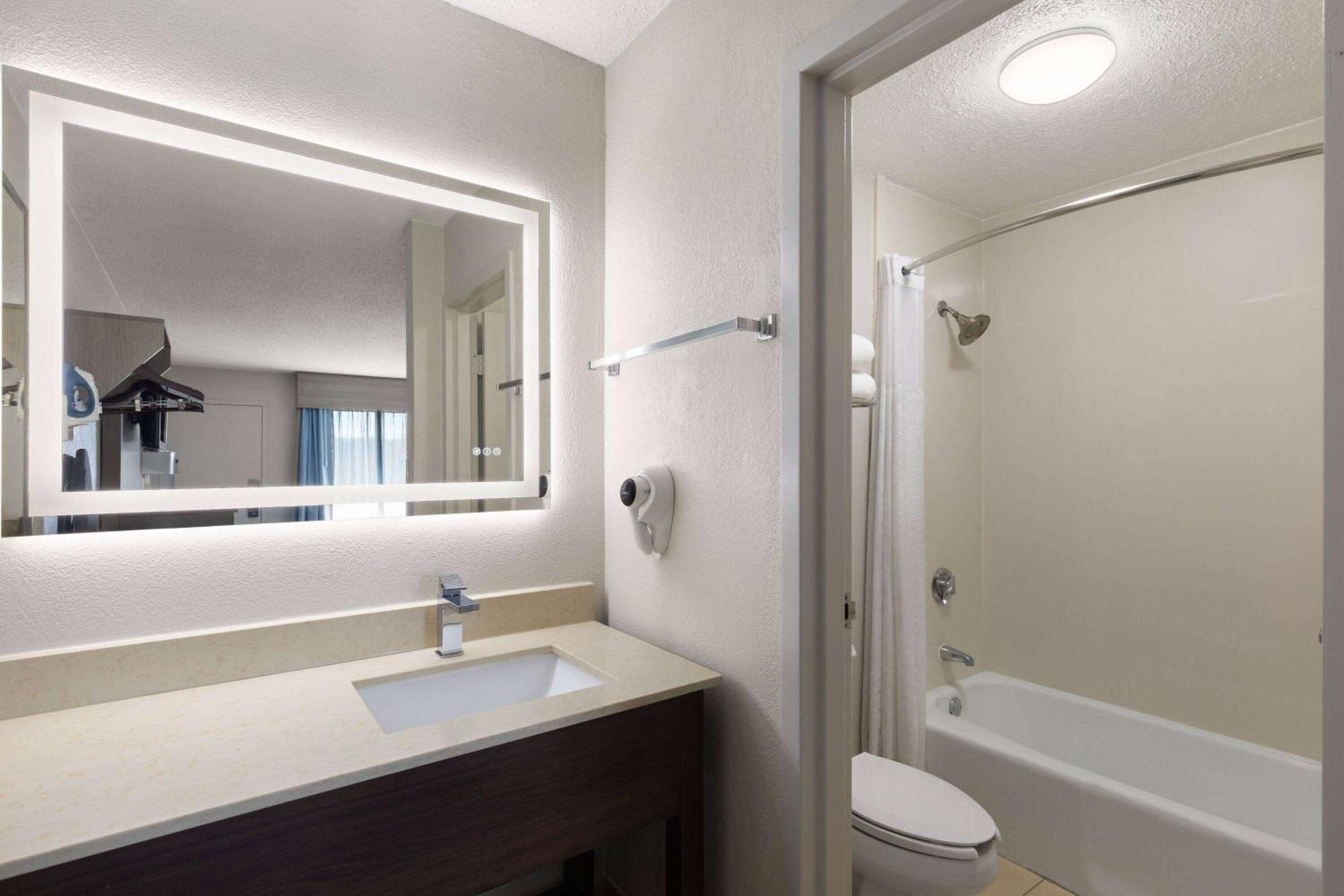 Baymont By Wyndham Nashville Airport Екстериор снимка