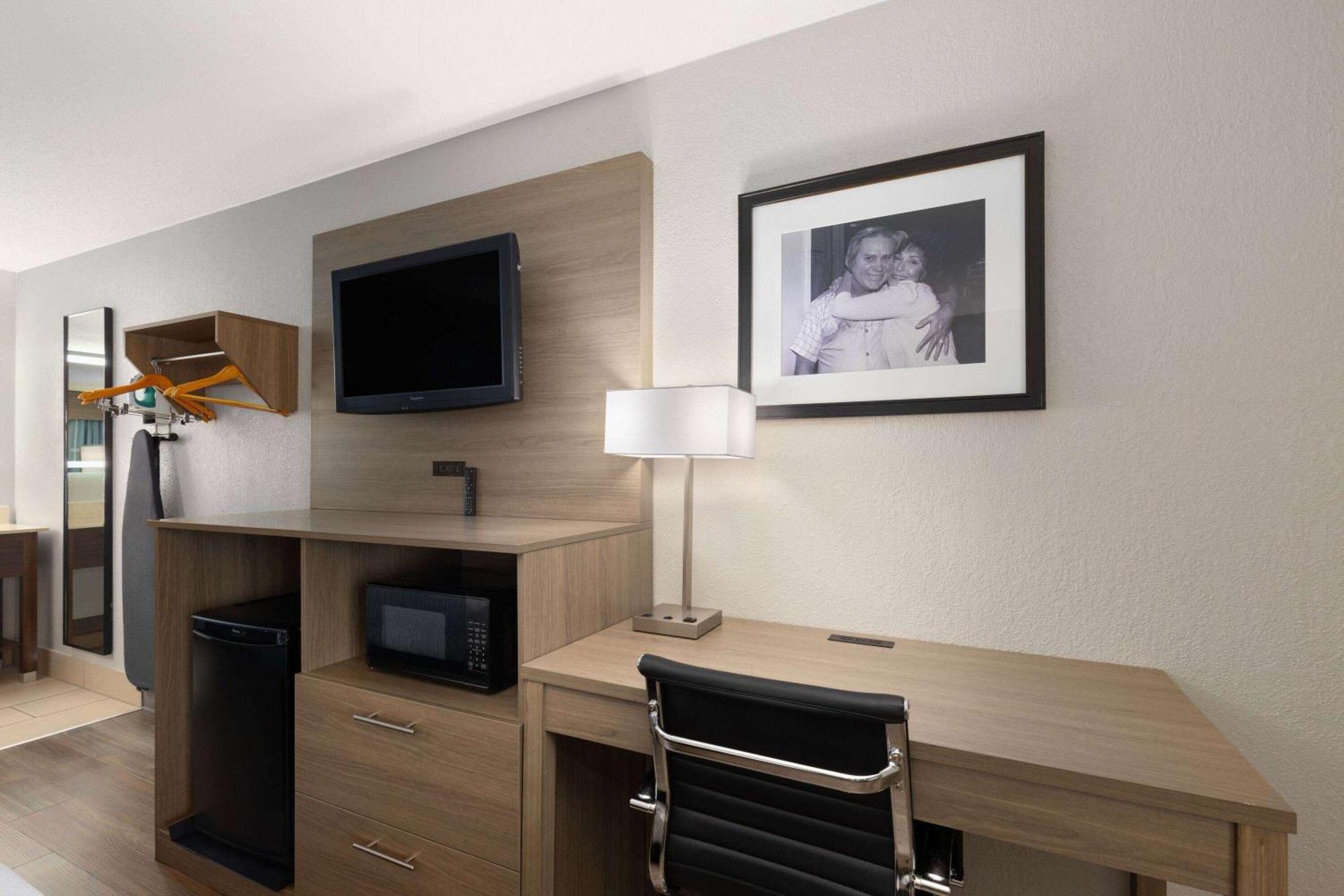 Baymont By Wyndham Nashville Airport Екстериор снимка
